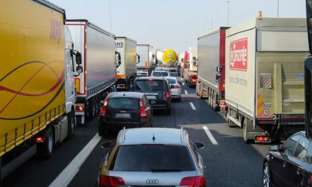 ¿Deberías fiarte de Google Maps o Waze o te meten en más atascos de los que salvan?