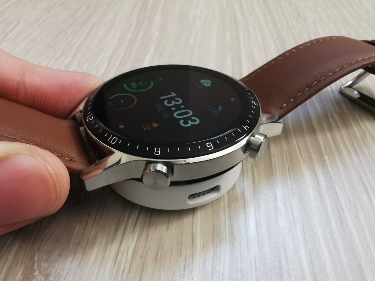 Huawei Watch GT2 con base de carga