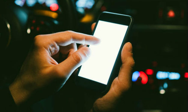 Qué es la melatonina y por qué nos afecta usar el móvil por la noche