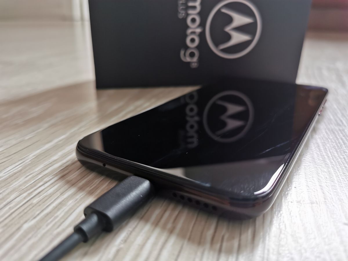 Motorola Moto G8 Plus altavoces y carga