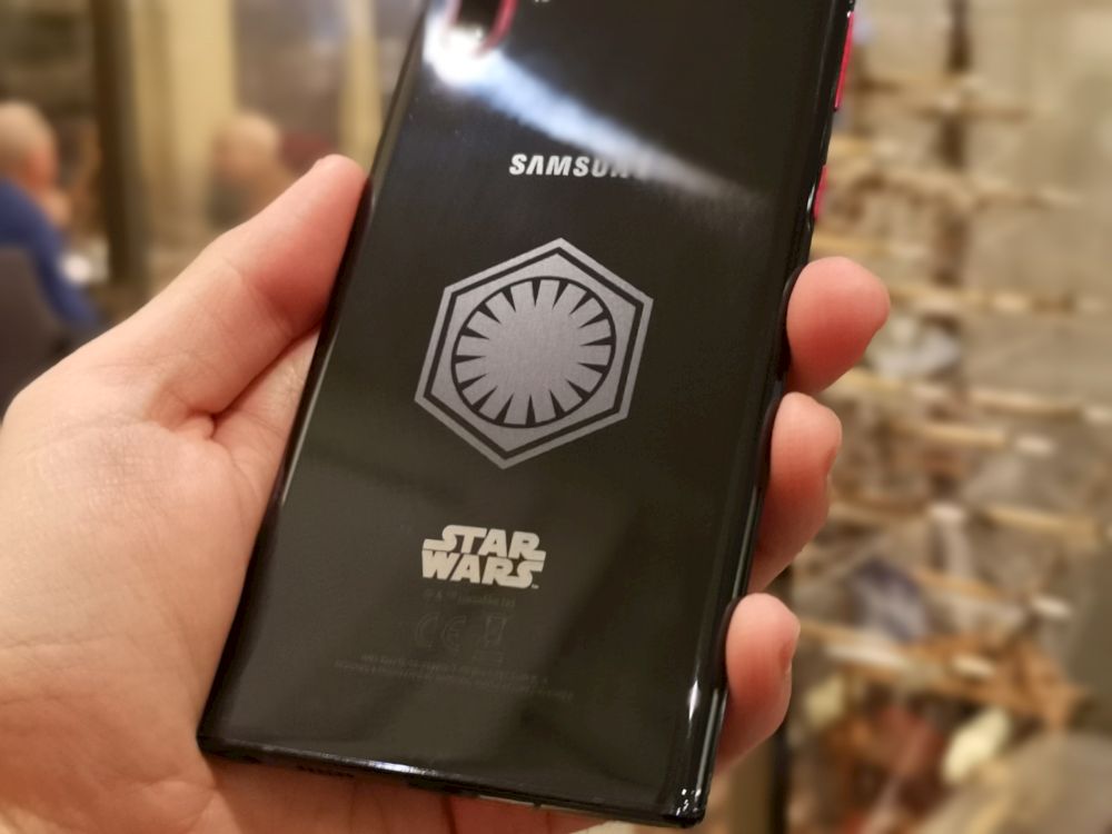 La fuerza es intensa en la edición de Star Wars del Samsung Galaxy Note 10+ 9 el lado oscuro
