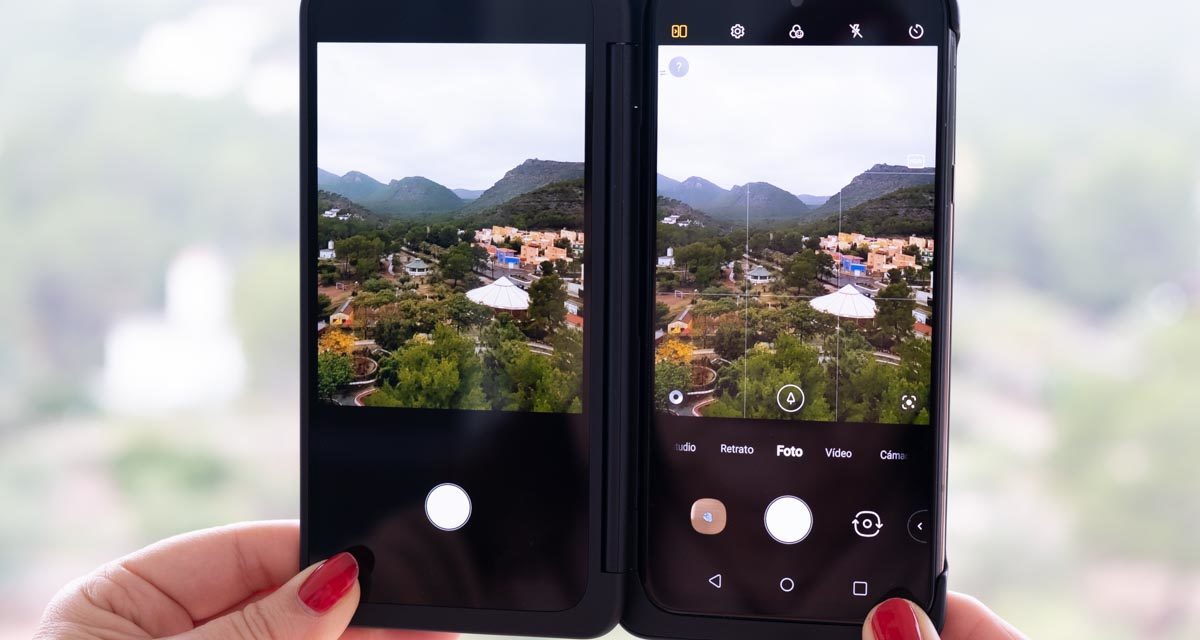 Así es tomar fotos utilizando un móvil con doble pantalla