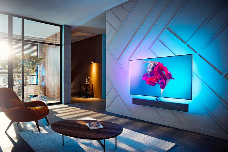 las 5 características clave del Philips OLED+984 colgada en pared