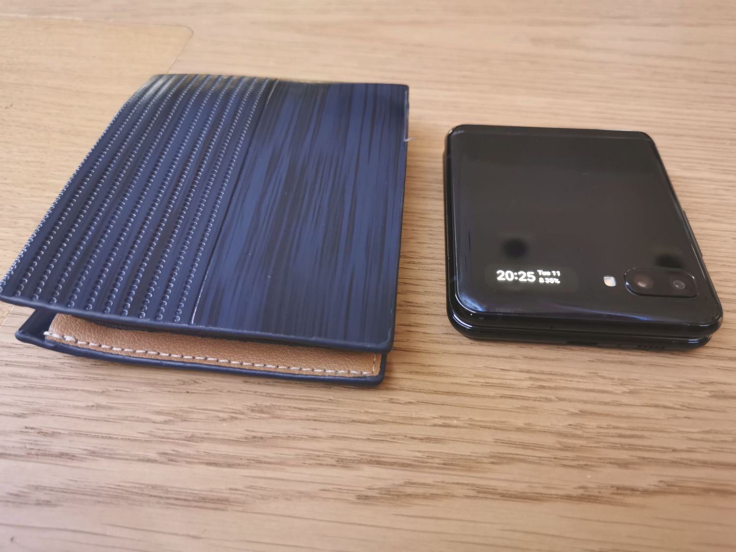 Samsung Galaxy Z Flip comparativa con billetera