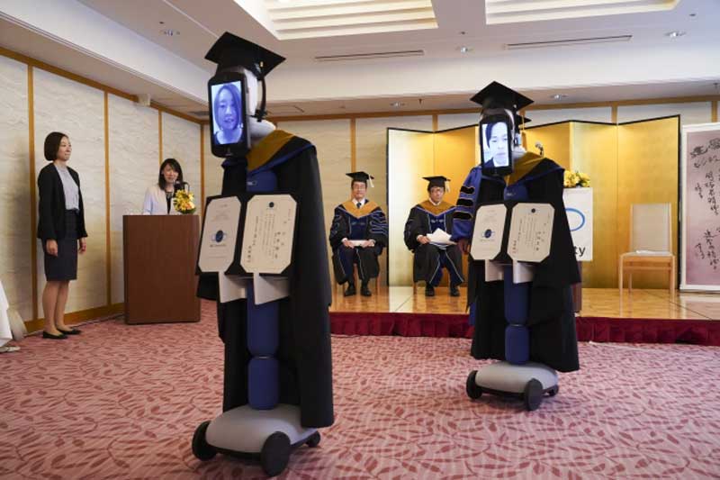 estudiantes robots Japón recoge diploma