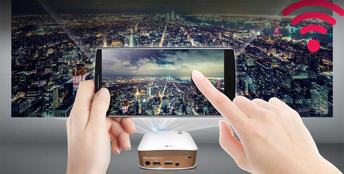Luces, palomitas y acción: aprovecha al máximo tu proyector de LG junto a la familia 5 como televisores inteligentes