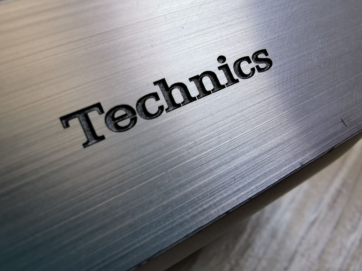 Technics EAH-AZ70W detalle logo