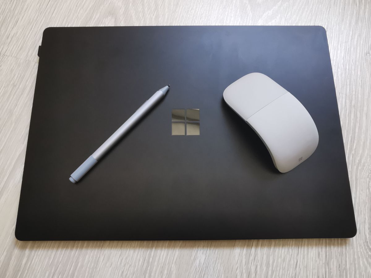 Microsoft Surface Laptop 3 con pen y raton