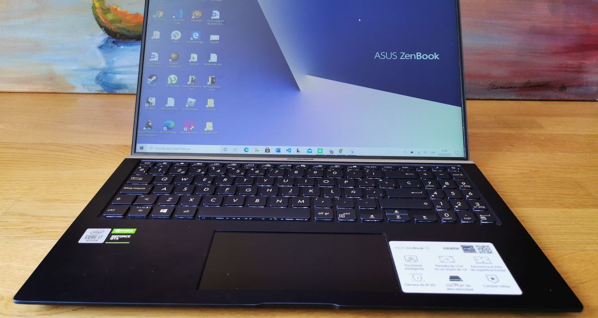 Asus ZenBook 15, experiencia de uso con este portátil con pantalla en el trackpad