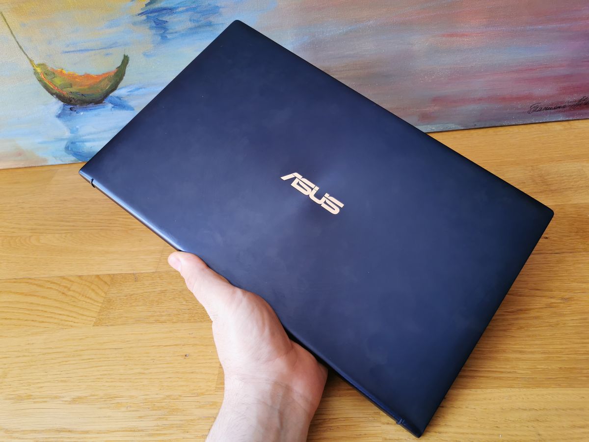 Asus ZenBook 15 agarrado