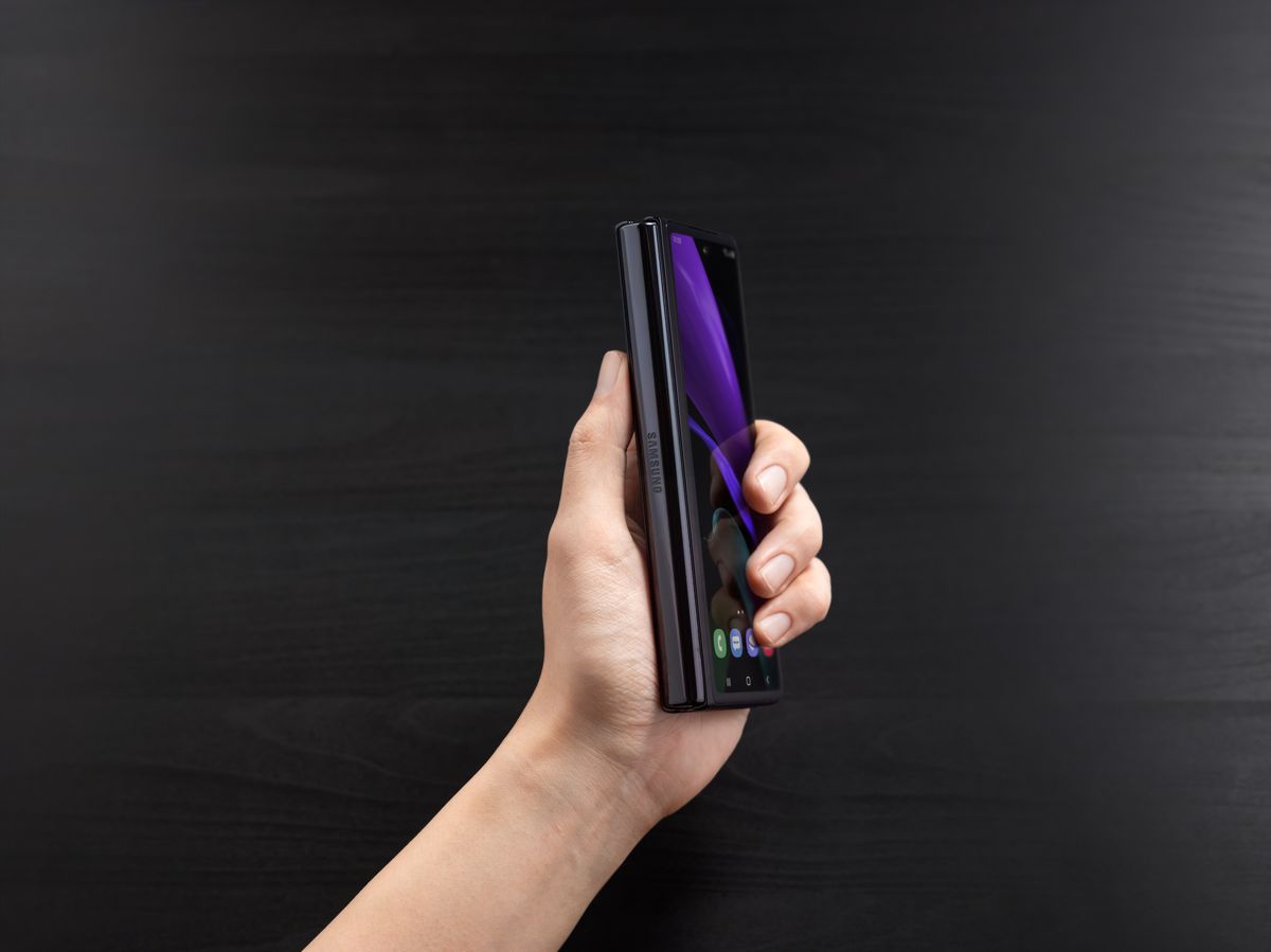 Samsung Galaxy Z Fold2 en mano cerrado