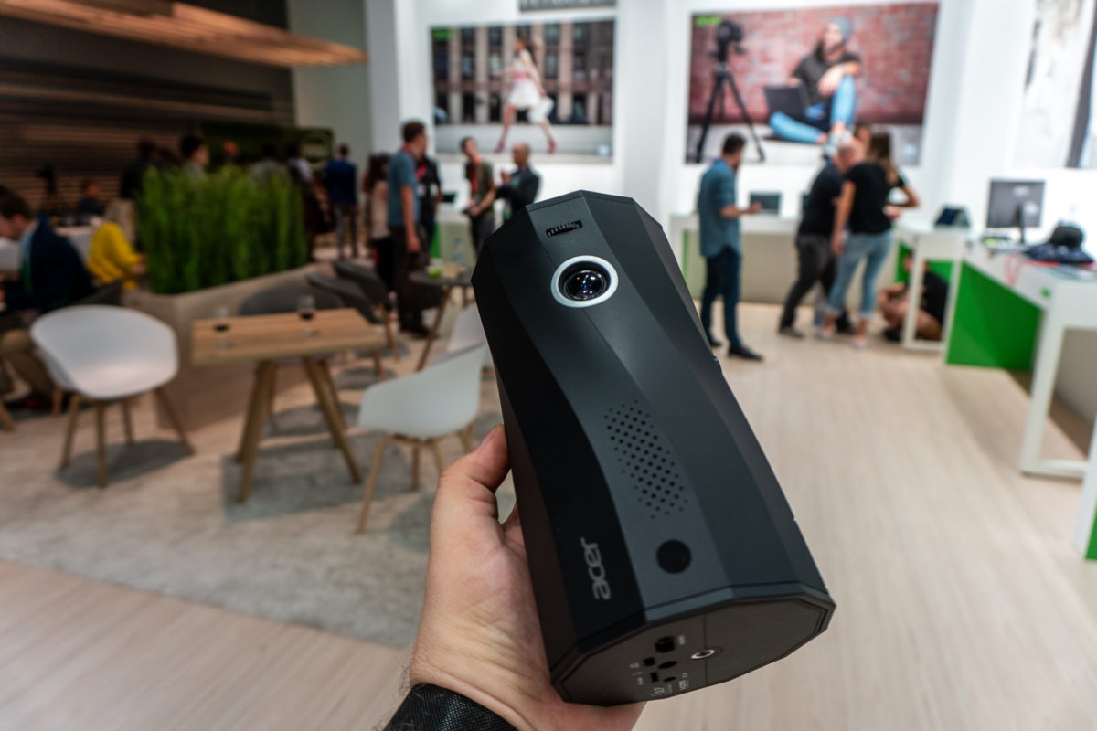 Acer C250i, un proyector portátil con el que podemos proyectar en vertical