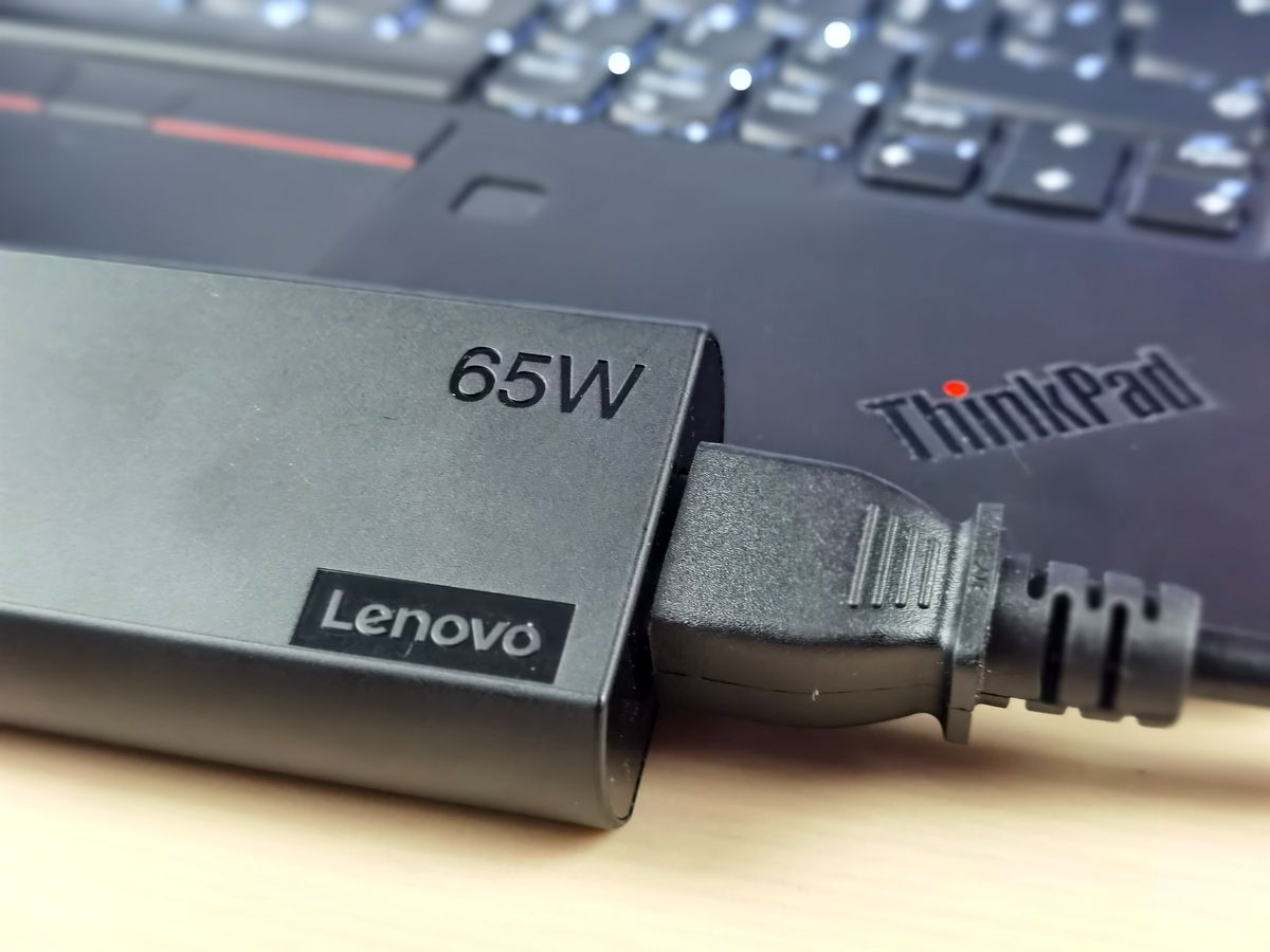 Mi experiencia con el portátil Lenovo ThinkPad X1 Carbon 8ª Gen 21 cargador