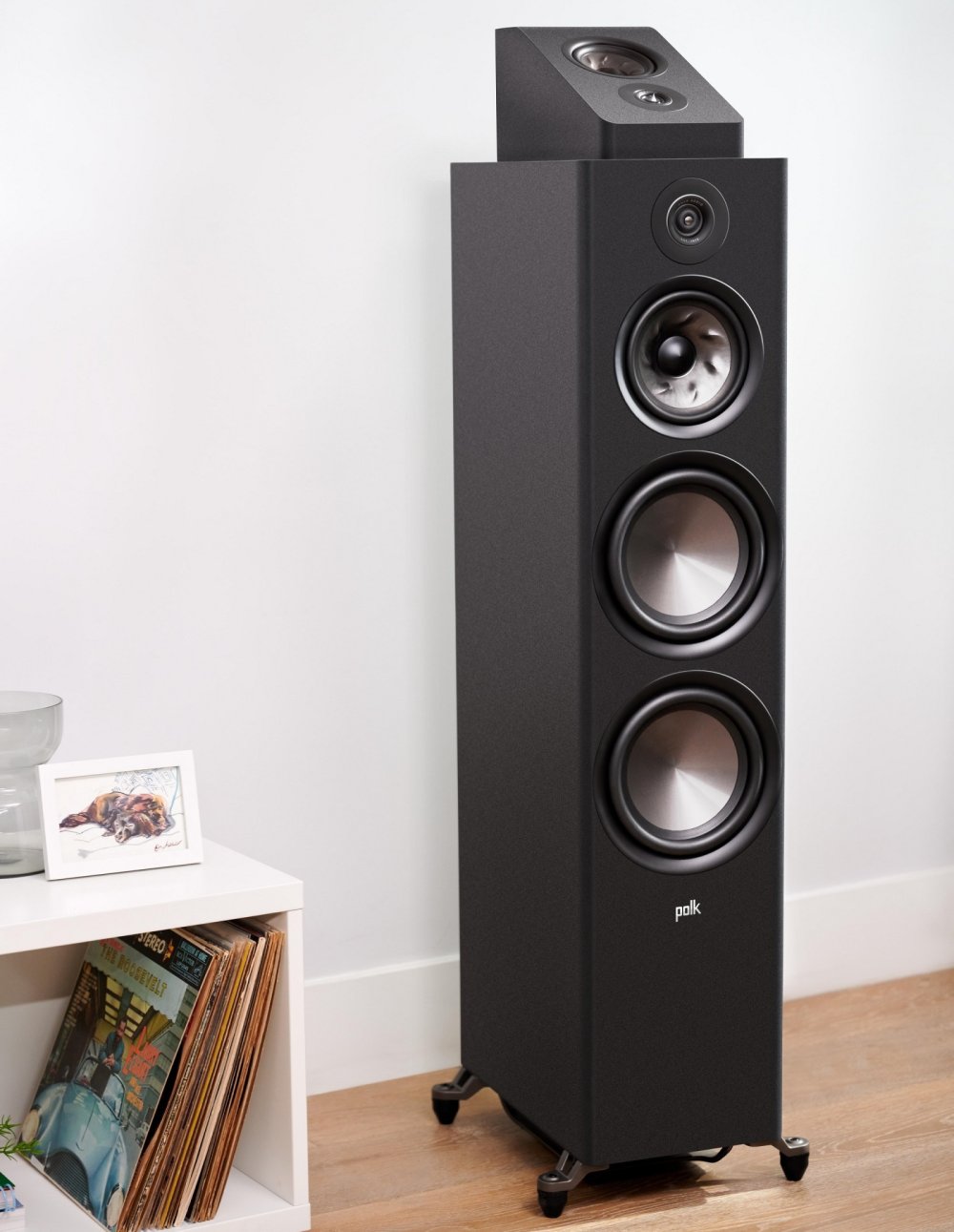 Las grandes Polk Audio Reserve R700, con un R900 montado encima. 