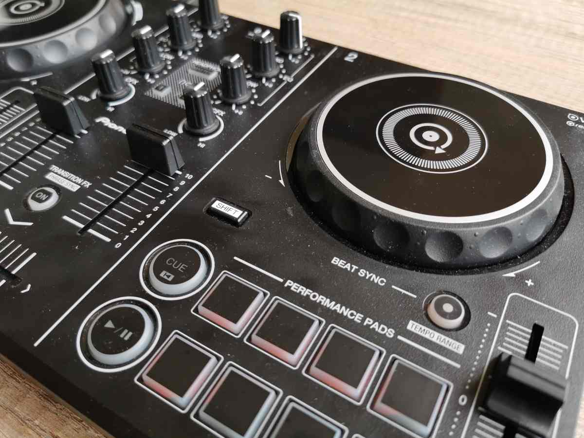 Probamos la mesa portátil de mezclas Pioneer DDJ-200