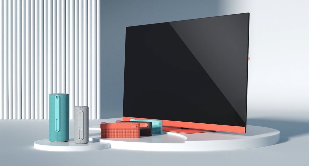 Estilo y calidad de imagen convergen en el color Coral Red del televisor Loewe We. SEE 43 3