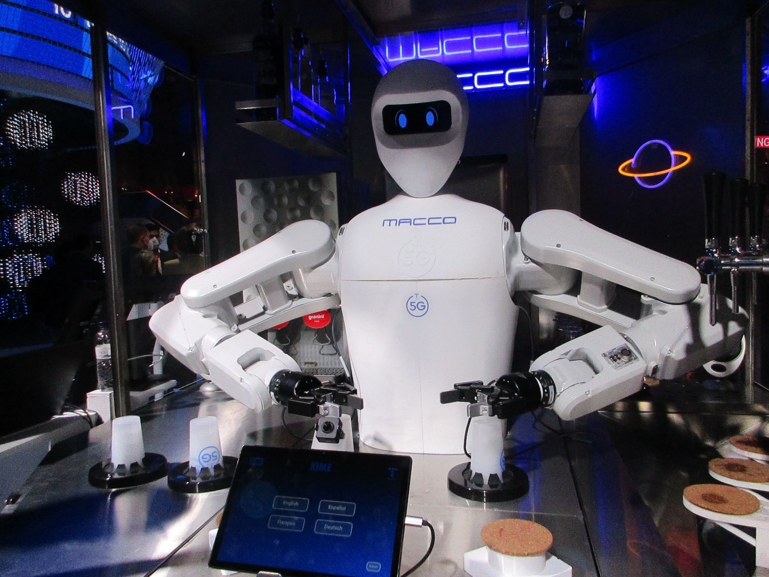 Un robot Barman que te sirve los cafés a través de 5G