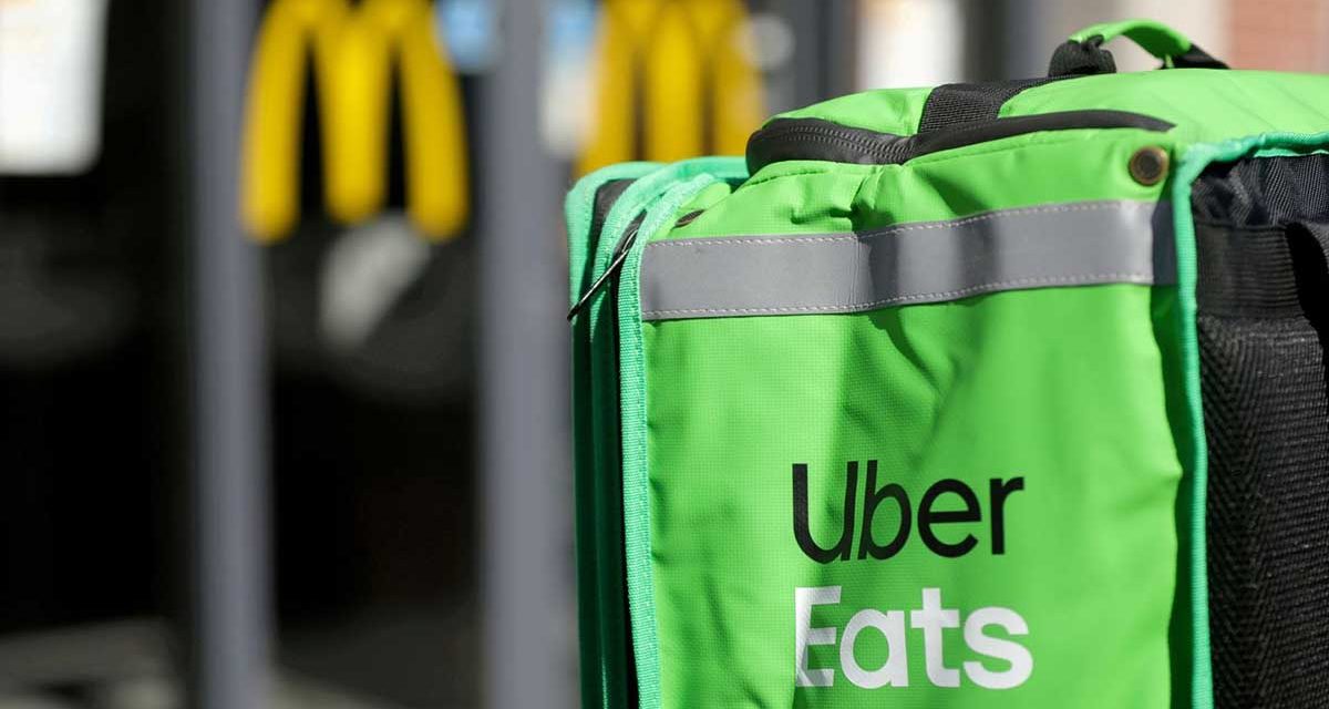 Uber Eats o Glovo: Ventajas, contras y precios de estas apps para pedir comida a domicilio