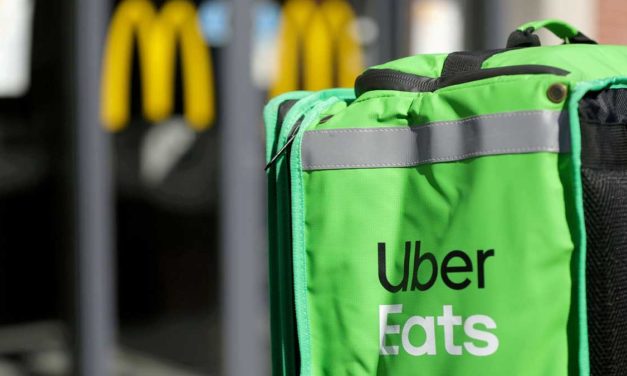 Uber Eats o Glovo: Ventajas, contras y precios de estas apps para pedir comida a domicilio
