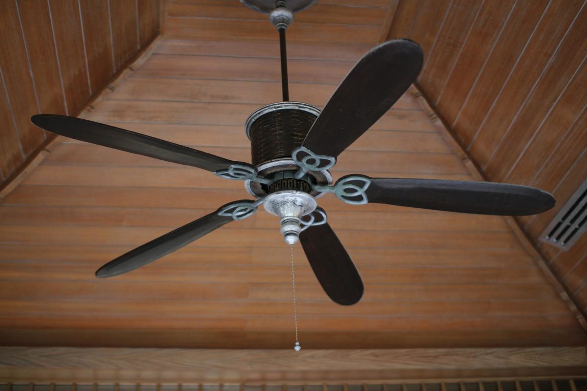 Pros y contras de comprarse un ventilador de techo frente a un ventilador de pie