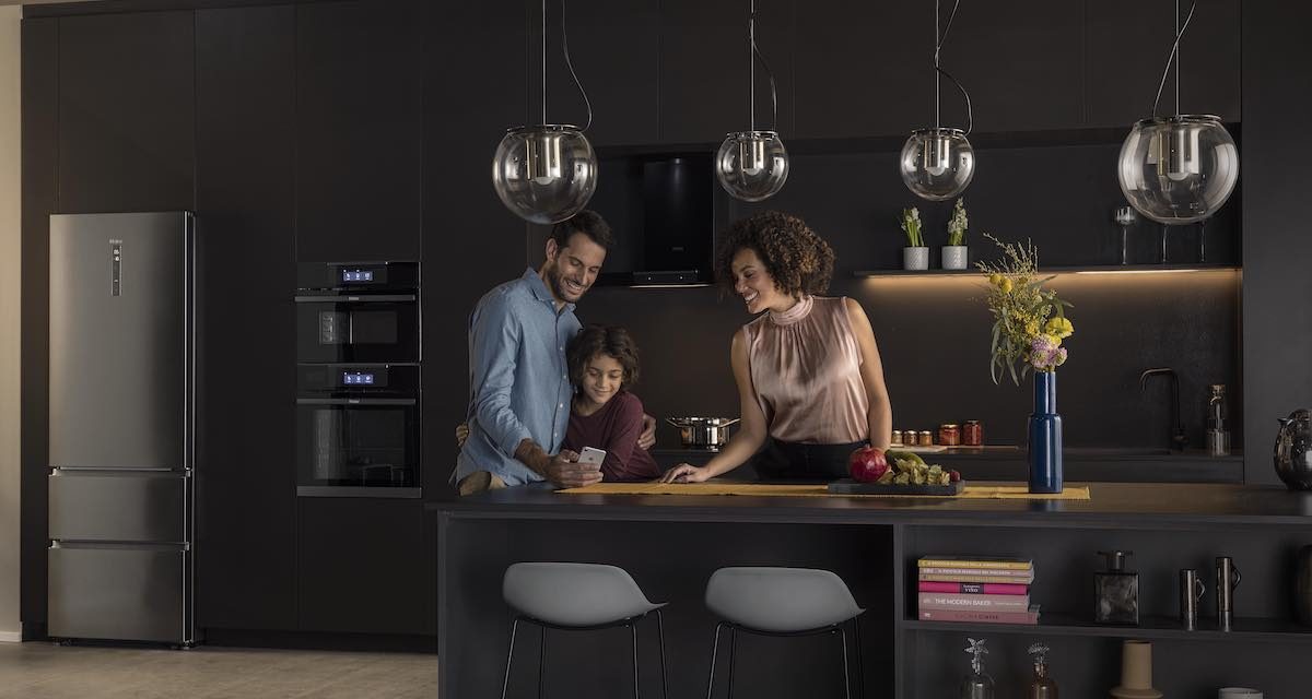 Haier sabe que la cocina es el corazón de tu hogar 🏡. Nuestra nevera Haier  tiene acabado en acero inoxidable, función de enfriamiento…