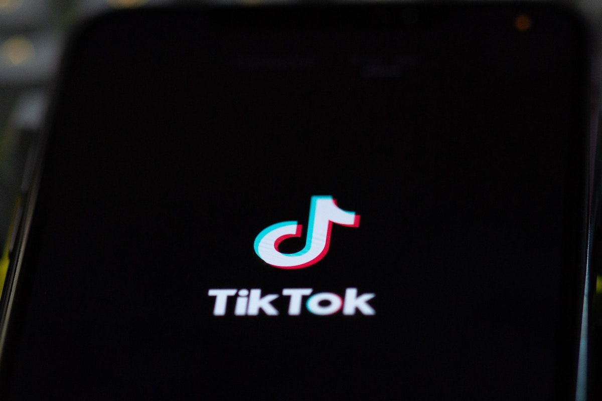 La historia de la hija que logró que su padre fuera un escritor de éxito gracias a TikTok