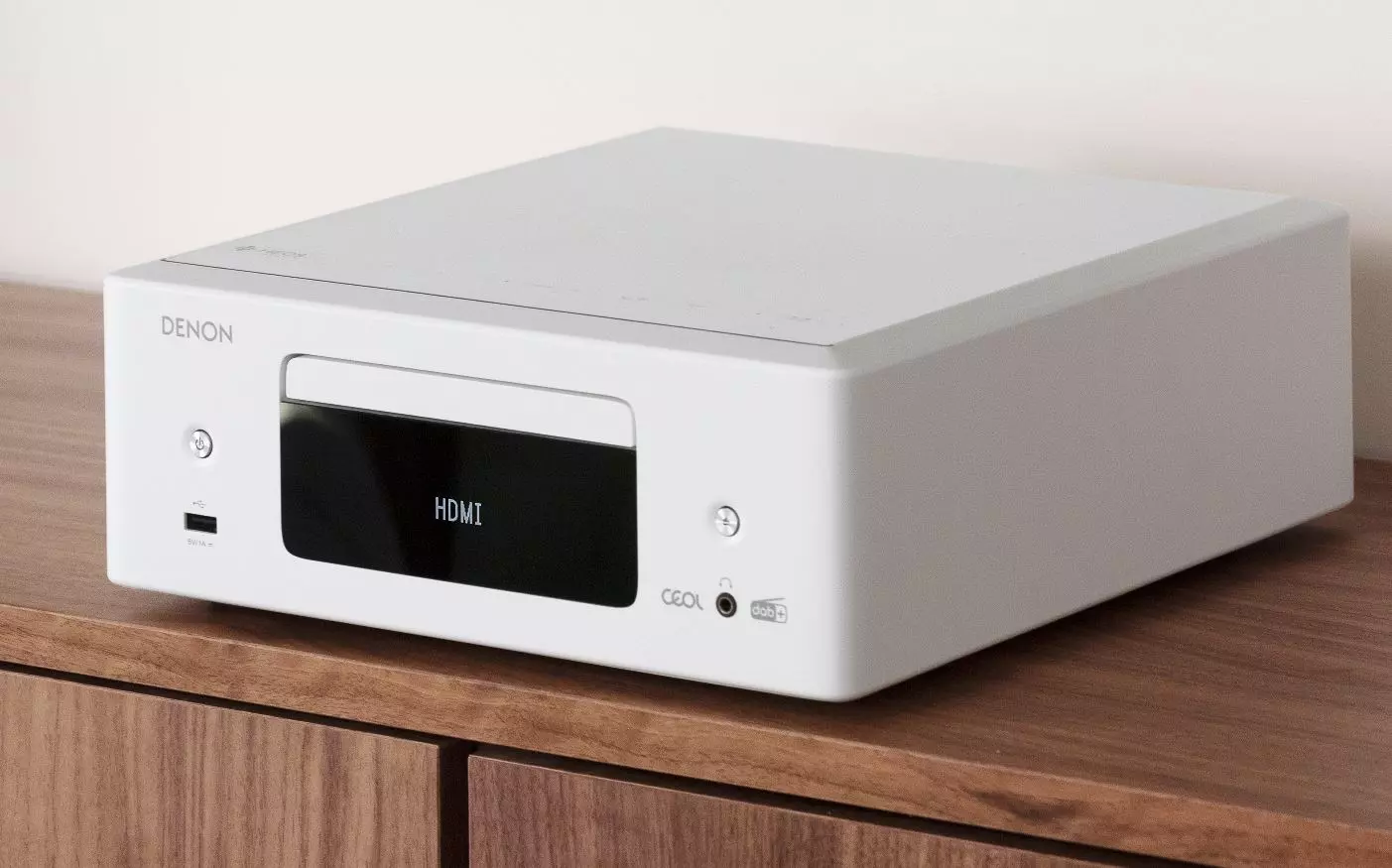Reproductor de discos, radio y barra de sonido, el equipo todo en uno que reinventa la alta fidelidad 2 Reproductor de discos, radio y barra de sonido, el equipo todo en uno que reinventa la alta fidelidad 1