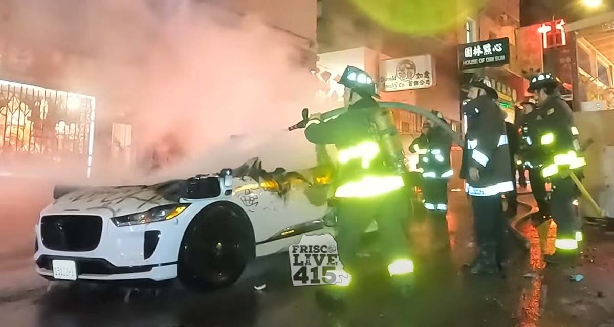 Guerra ciudadana contra los coches autónomos: le prenden fuego a un coche y lo graban todo