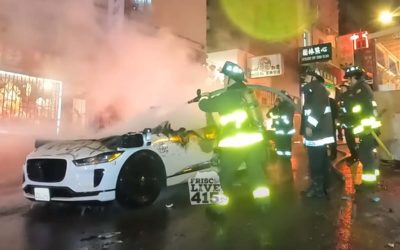 Guerra ciudadana contra los coches autónomos: le prenden fuego a un coche y lo graban todo