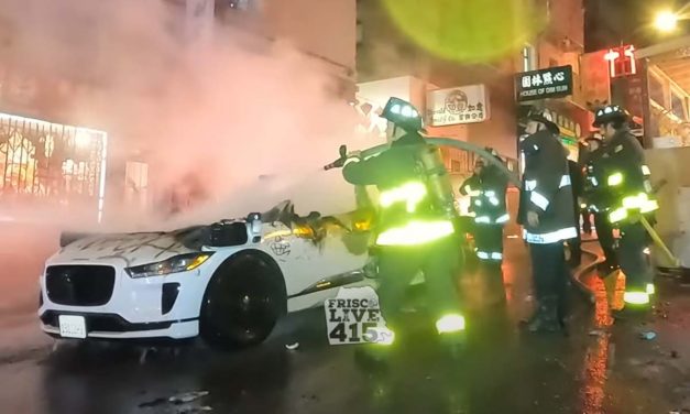 Guerra ciudadana contra los coches autónomos: le prenden fuego a un coche y lo graban todo