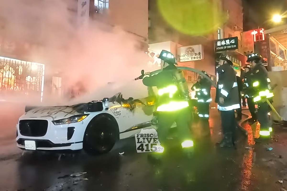 Guerra ciudadana contra los coches autónomos: le prenden fuego a un coche y lo graban todo 1 guerra ciudadana contra los coches autonómos san francisco