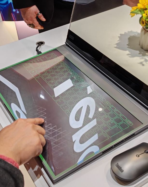 Primeras impresiones con el Lenovo ThinkBook Transparent Display Laptop en las manos 3 Primeras impresiones con el Lenovo ThinkBook Transparent Display Laptop en las manos 2