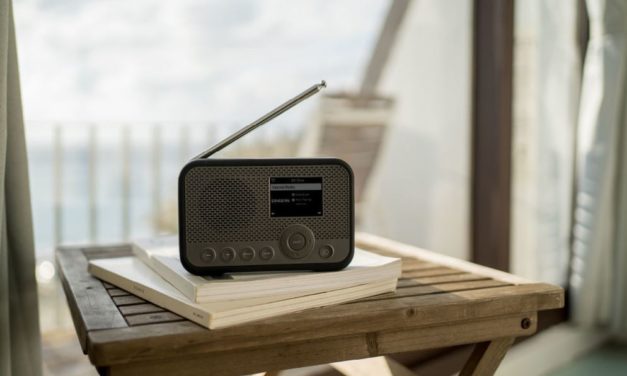 Sangean WFR-39, una radio portátil digital con un diseño para nostálgicos del transistor
