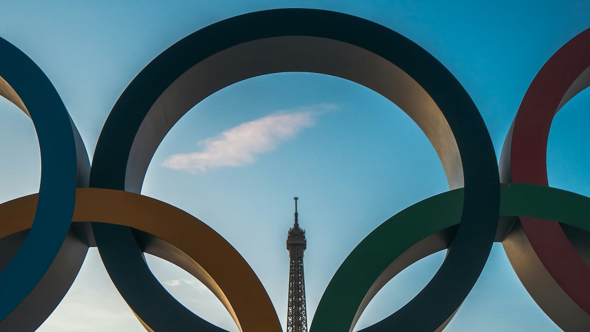Cómo ver los Juegos Olímpicos de París 2024 por Internet y TV 1 Aros olímpicos y Torre Eiffel.