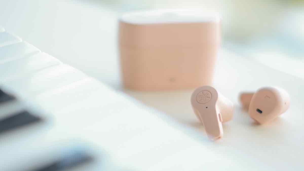 5 características clave de los auriculares inalámbricos Yamaha TW-EF3A 3 TWEF3A_PI_piano1.tif