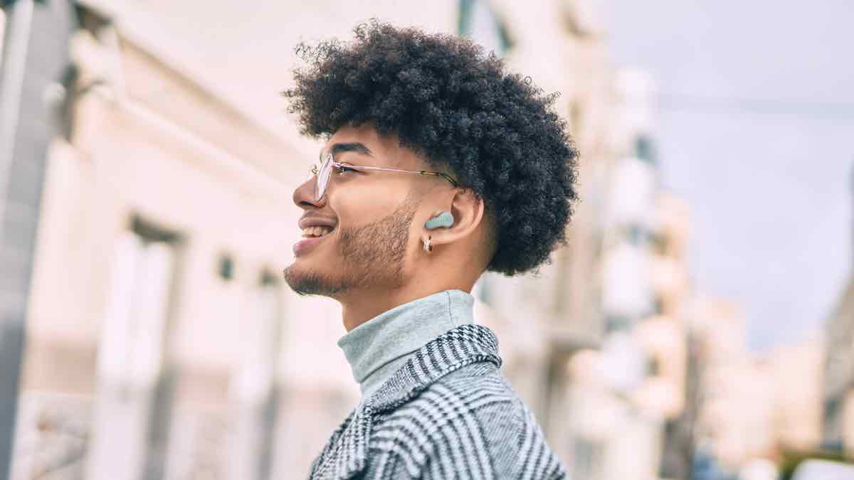 5 características clave de los auriculares inalámbricos Yamaha TW-EF3A 1 TWEF3A_Green_man.tif