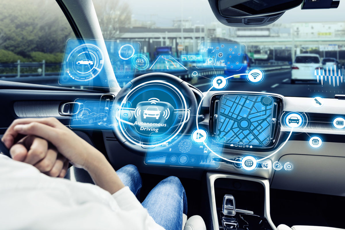 Los estudios dicen que los coches autónomos son más seguros; las calles todavía no 3 Cockpit of driverless vehicle. Autonomous car. Advanced transportation.