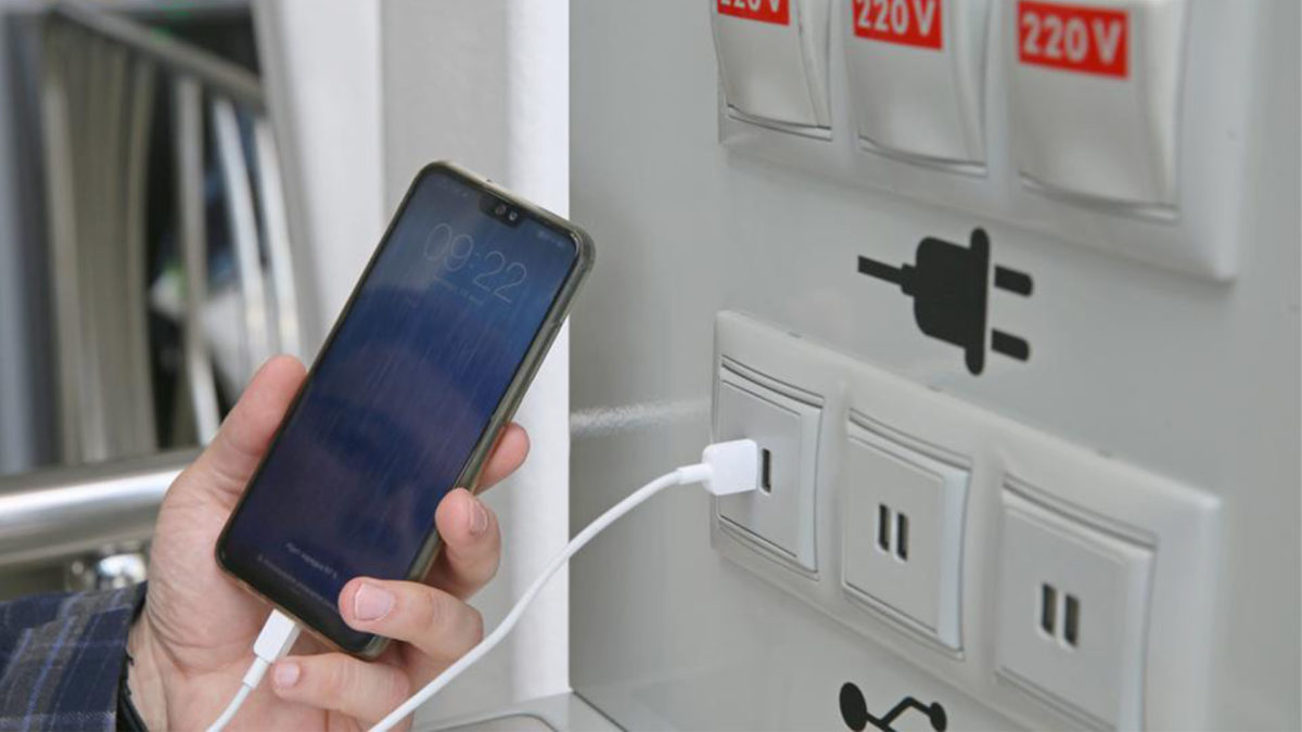 ¿Es seguro utilizar un enchufe USB público para cargar el móvil? Te cuento mi experiencia 3 Así puedes cargar el móvil de forma segura en un enchufe USB público
