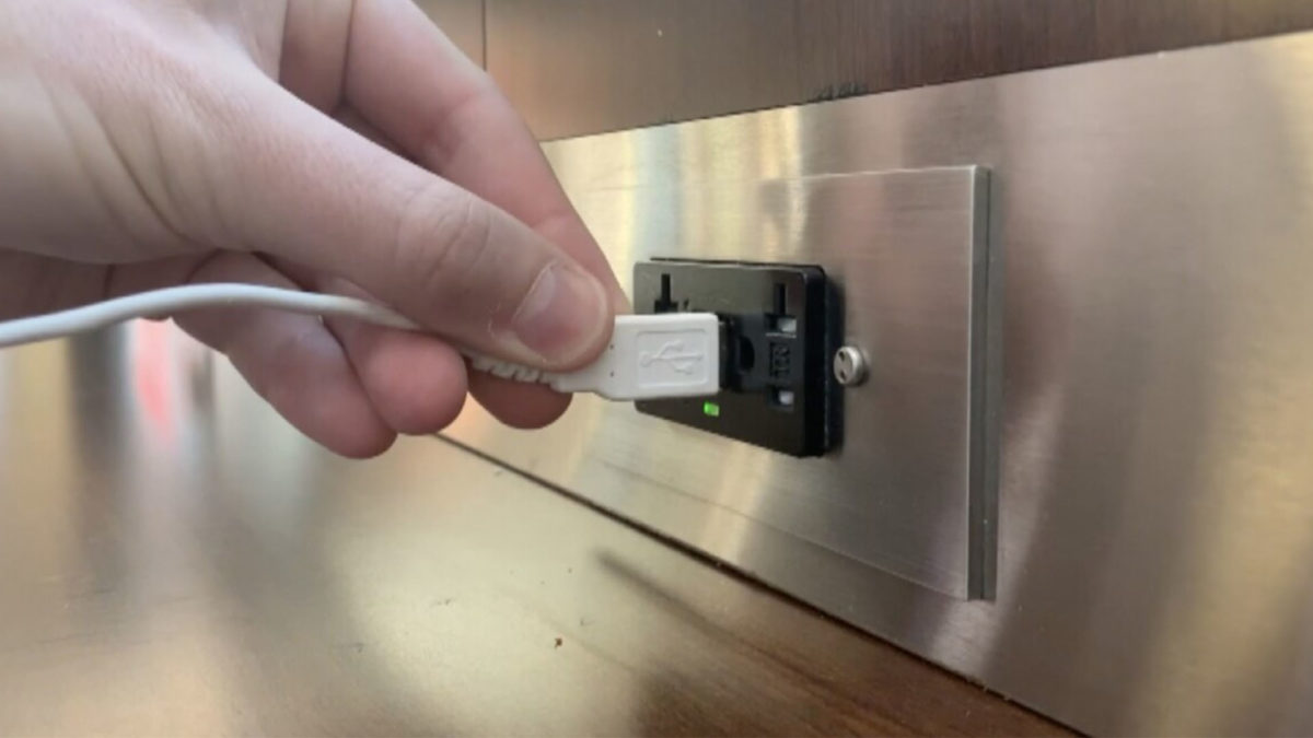 ¿Es seguro utilizar un enchufe USB público para cargar el móvil? Te cuento mi experiencia 2 Estos son los riesgos ocultos de los enchufes USB públicos