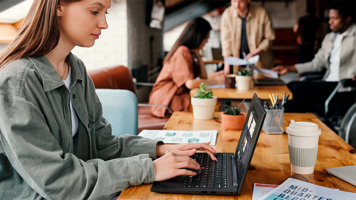 5 ideas de regalos tecnológicos de Lenovo para el Día de la Madre 1 lenovo-thinkpad-t14s-gen-6-portada