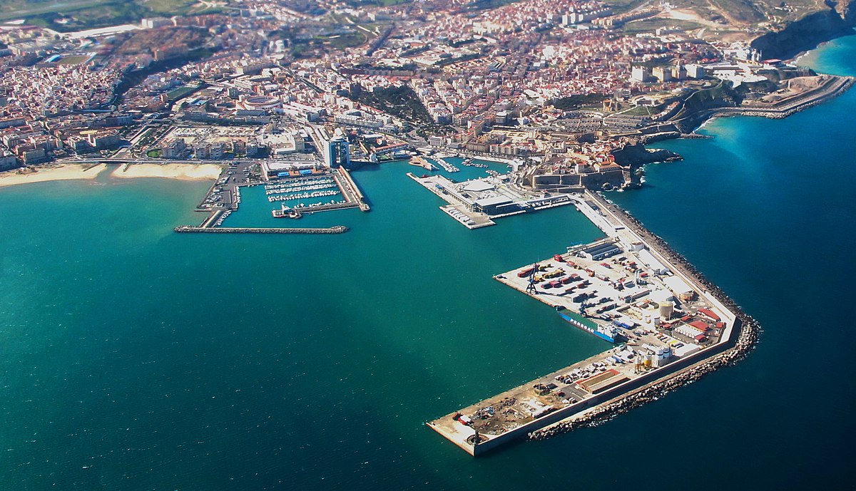 Calendario laboral 2025: calendario con festivos de cada Comunidad Autónoma para descargar e imprimir 7 (Puerto_de_Melilla)_Aterrizando_en_Melilla_(16668390111)_(cropped)