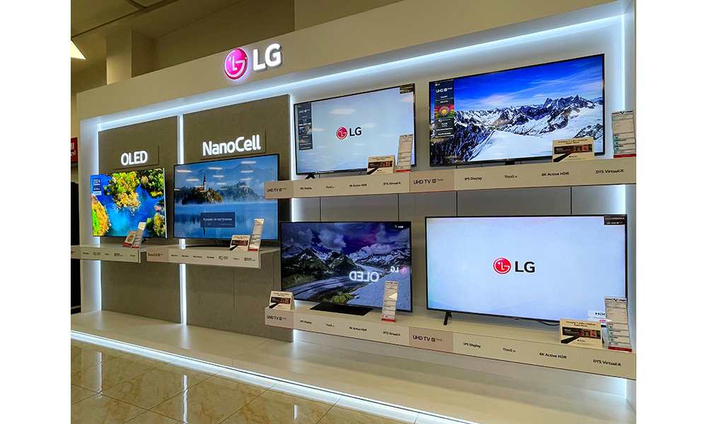 LG OLED evo M5, un televisor inalámbrico sin pérdidas de calidad y todavía más brillo 3 Trade floor in shopping mall. TV section. Racks with latest LG O