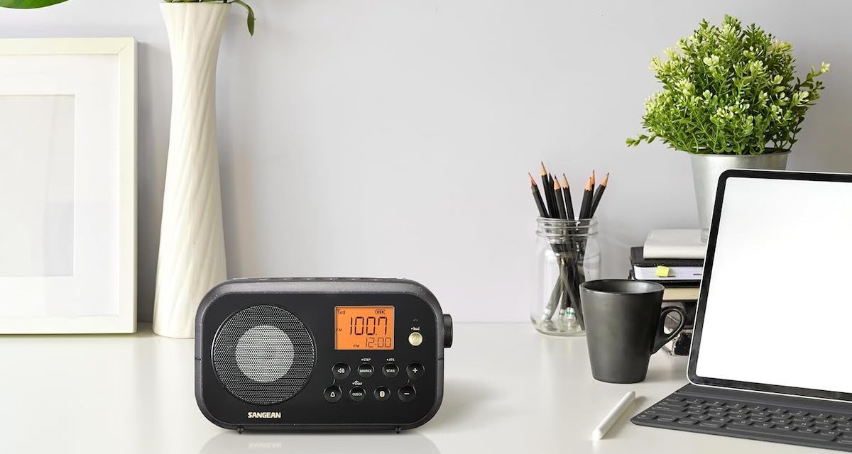 Sangean Traveller 120, una radio portátil con Bluetooth a pilas y despertador