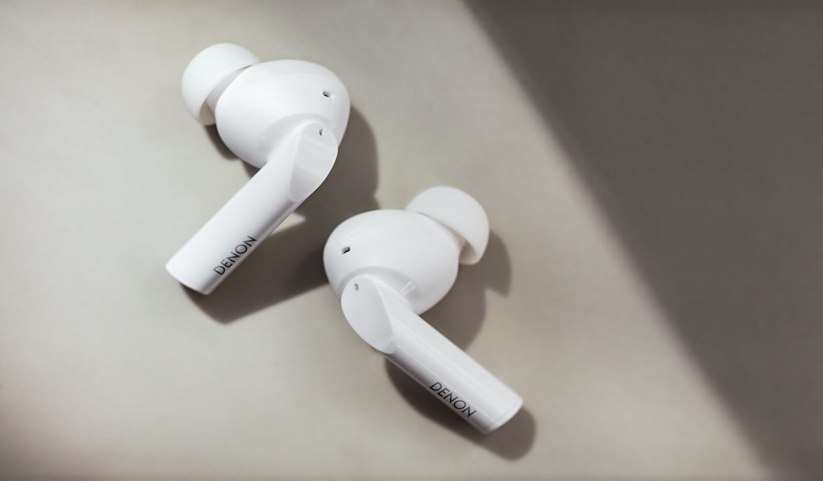 Denon AH-C840NCW, auriculares inalámbricos con cancelación de ruido y resistentes al sudor para deportistas 1 Low–Denon AH-C840NCW Beauty 004