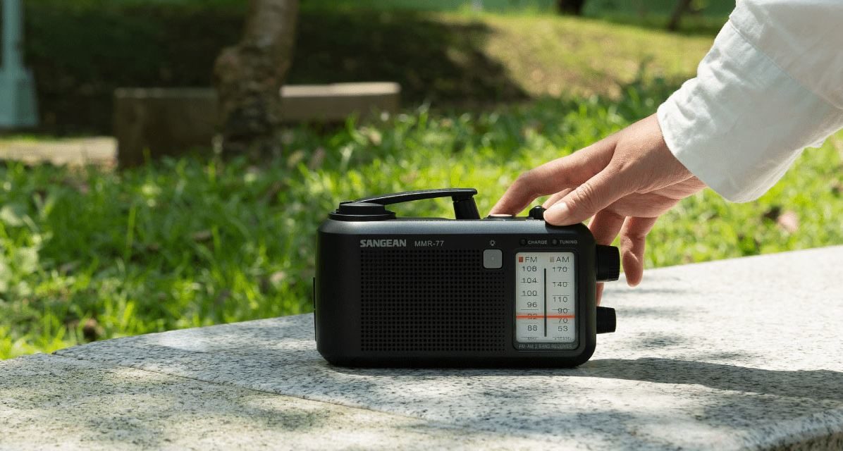 Sangean MMR-77, una radio portátil de emergencia a pilas con señal acústica de aviso