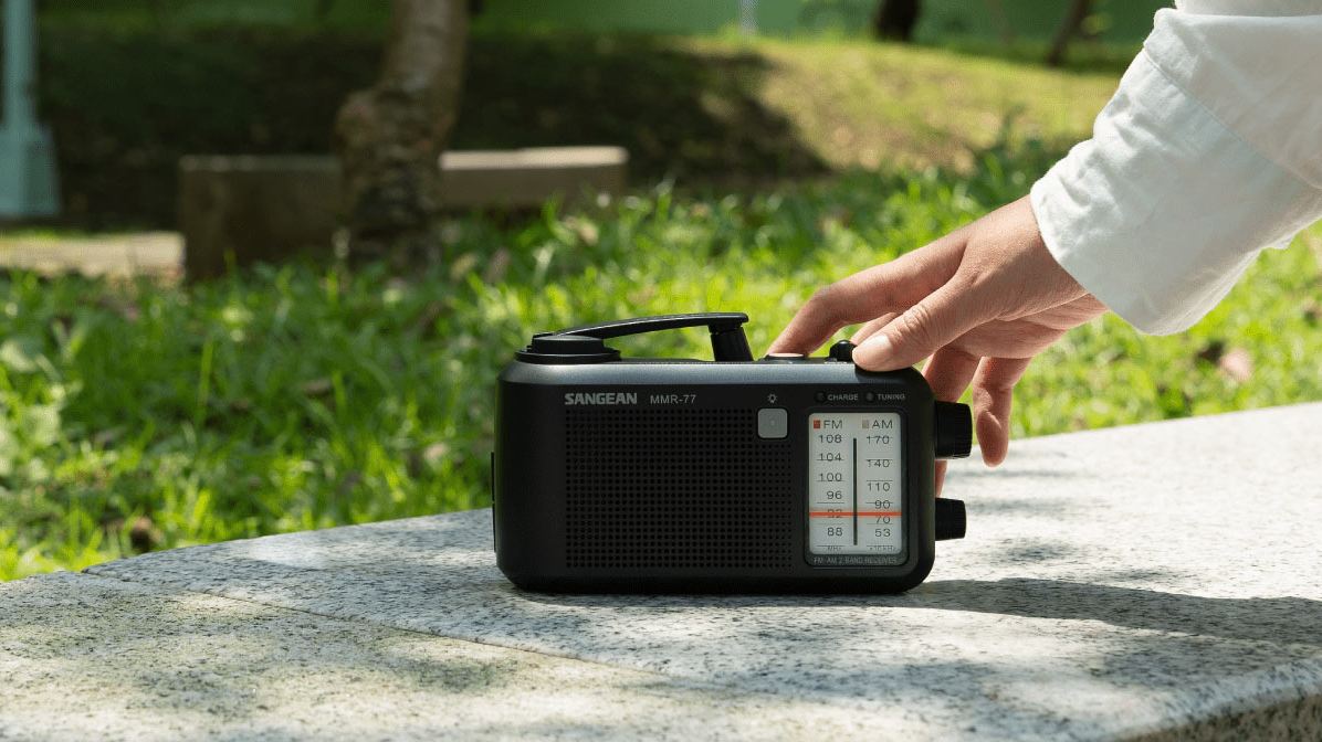 Sangean MMR-77, una radio portátil de emergencia a pilas con señal acústica de aviso