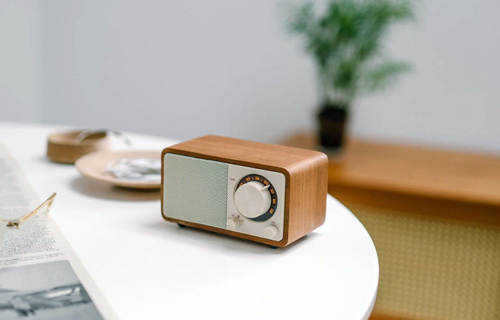 WR-7 Plus de Sangean: radio FM compacta con diseño atemporal y conectividad actual