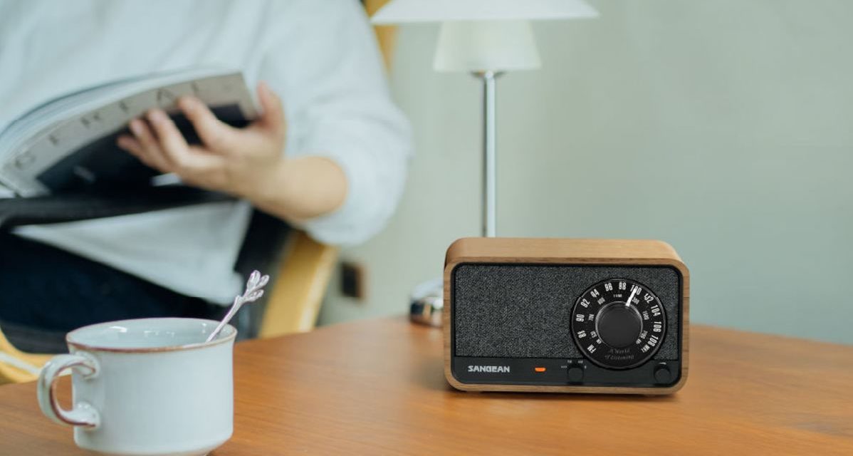 Sangean WR-8, una radio AM/FM con Bluetooth y diseño clásico de madera