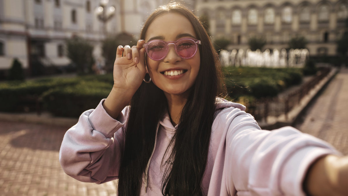 7 consejos y ajustes de la app de Cámara de tu móvil para sacar mejores selfis 8 Trucos de la app de Cámara de tu móvil para sacar mejores selfis-Aprovecha la luz natural lateral