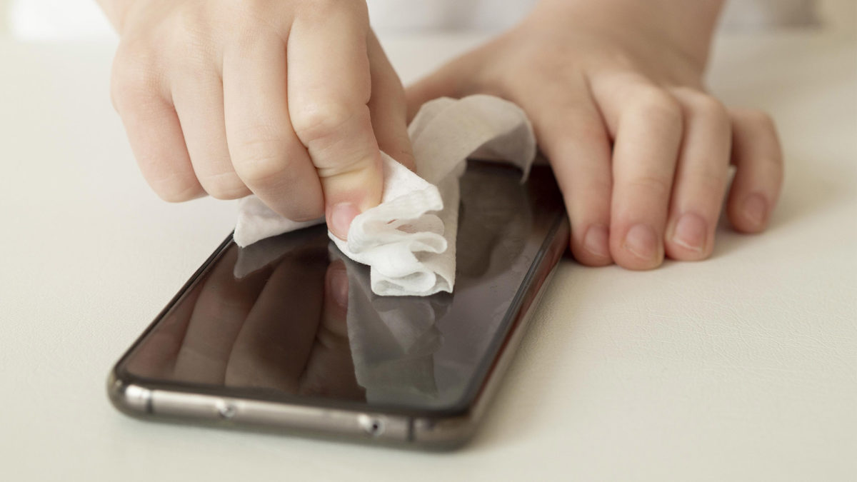 7 consejos y ajustes de la app de Cámara de tu móvil para sacar mejores selfis 6 Trucos de la app de Cámara de tu móvil para sacar mejores selfis-Limpia la lente antes de disparar